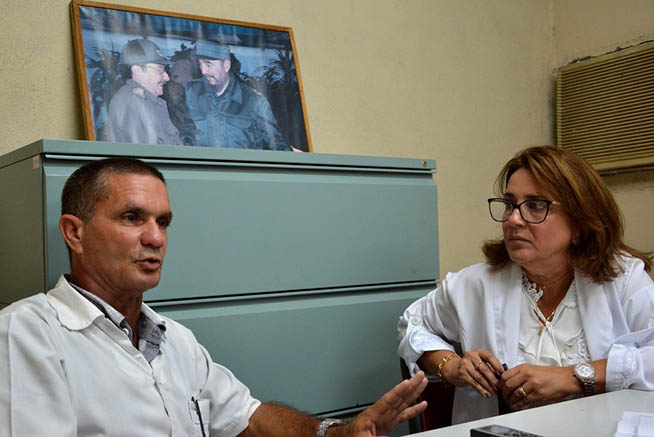 El Dr. Emilio Candales Sánchez (I), y la Dra. Lauris Rodríguez Ruiz (D), Especialistas de Primer Grado en Medicina General Integral, ofrecen declaraciones a la Agencia Cubana de Noticias (ACN), en la ciudad de Santa Clara, provincia Villa Clara, Cuba, el 9 de agosto de 2019. El Dr. Emilio Candales Sánchez (I), y la Dra. Lauris Rodríguez Ruiz (D), Especialistas de Primer Grado en Medicina General Integral, ofrecen declaraciones a la Agencia Cubana de Noticias (ACN), en la ciudad de Santa Clara, provincia Villa Clara, Cuba, el 9 de agosto de 2019.