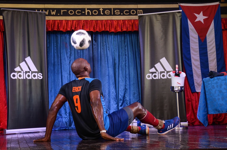 Erick Hernández, rompe su récord de dominio del balón solo con la cabeza y sentado en 1:02.05 horas, en el hotel Roc Barlovento, en Varadero, Matanzas, el 17 agosto de 2019. Erick Hernández, rompe su récord de dominio del balón solo con la cabeza y sentado en 1:02.05 horas, en el hotel Roc Barlovento, en Varadero, Matanzas, el 17 agosto de 2019.