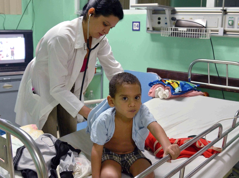 Erixander Estévez (D), paciente de Baracoa, Guantánamo, de 4 años de edad y operado de 2 fistulas, es atendido en el Cardiocentro Pediátrico Docente "William Soler", en La Habana, Cuba, el 16 de agosto de 2019. ACN FOTO/ Omara GARCÍA MEDEROS 0826-cardiocentro-william-soler2.jpg