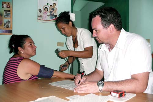 0103-medicos-cubanos-consultorio.jpg