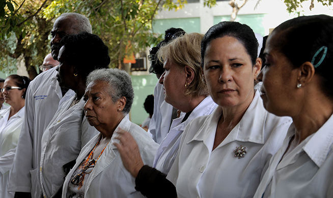 Resultado de imagen para médico y la enferma de la familia, acn