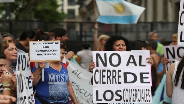 Varias organizaciones compuestas por profesores y estudiantes han anunciado que se instalarán mesas de inscripción a las puertas de las 14 escuelas cerradas para combatir la medida. | Foto: EFE Varias organizaciones compuestas por profesores y estudiantes han anunciado que se instalarán mesas de inscripción a las puertas de las 14 escuelas cerradas para combatir la medida. | Foto: EFE