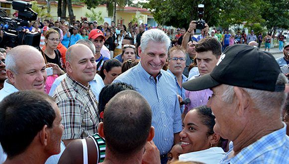 El contacto directo con el pueblo, el uso de la comunicación en el ejercicio del gobierno y de la ciencia en la toma de decisiones, definen el sello del estilo de trabajo de Miguel Díaz-Canel Bermúdez, desde que en abril de 2018 asumió sus funciones como Presidente de los Consejos de Estado y de Ministros. El contacto directo con el pueblo, el uso de la comunicación en el ejercicio del gobierno y de la ciencia en la toma de decisiones, definen el sello del estilo de trabajo de Miguel Díaz-Canel Bermúdez, desde que en abril de 2018 asumió sus funciones como Presidente de los Consejos de Estado y de Ministros.