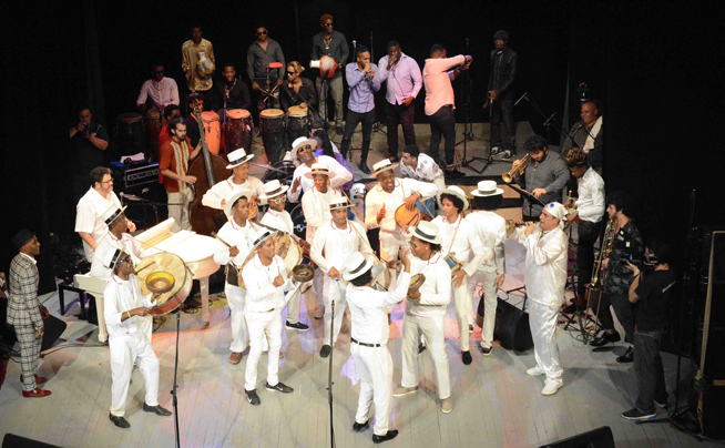 La rumba, la conga y el jazz se unen en la noche del Teatro Martí, con el virtuoso músico estadounidense Arturo O´Farrill, la Conga de Los Hoyos y Los Muñequitos de Matanzas, como lo más novedoso del 34 Festival Internacional Jazz Plaza, en Santiago de Cuba, el 15 de enero de 2019. La rumba, la conga y el jazz se unen en la noche del Teatro Martí, con el virtuoso músico estadounidense Arturo O´Farrill, la Conga de Los Hoyos y Los Muñequitos de Matanzas, como lo más novedoso del 34 Festival Internacional Jazz Plaza, en Santiago de Cuba, el 15 de enero de 2019.