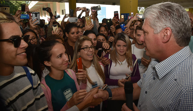 La relación de los centros de investigación con la producción constituyó uno de los ejes del encuentro que sostuvo Miguel Díaz-Canel, Presidente de los Consejos de Estado y de Ministros, con directivos, profesores y estudiantes de la Universidad de Cienfuegos, provincia en la que se realiza una visita gubernamental. La relación de los centros de investigación con la producción constituyó uno de los ejes del encuentro que sostuvo Miguel Díaz-Canel, Presidente de los Consejos de Estado y de Ministros, con directivos, profesores y estudiantes de la Universidad de Cienfuegos, provincia en la que se realiza una visita gubernamental.