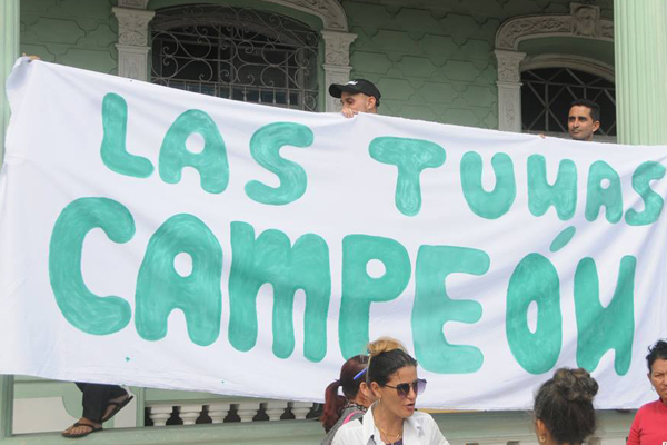 Tras una espectacular alegría popular cuando se consumó el out 27, el de la victoria, a las 11 y tres minutos de la noche de este jueves, los tuneros continúan intercambiando sobre la feliz jornada triunfal y solo esperan a sus Leñadores para felicitarlos. Tras una espectacular alegría popular cuando se consumó el out 27, el de la victoria, a las 11 y tres minutos de la noche de este jueves, los tuneros continúan intercambiando sobre la feliz jornada triunfal y solo esperan a sus Leñadores para felicitarlos.