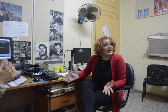 Blanca Rosa Blanco en la Redacción de Radio de la Agencia Cubana de Noticias