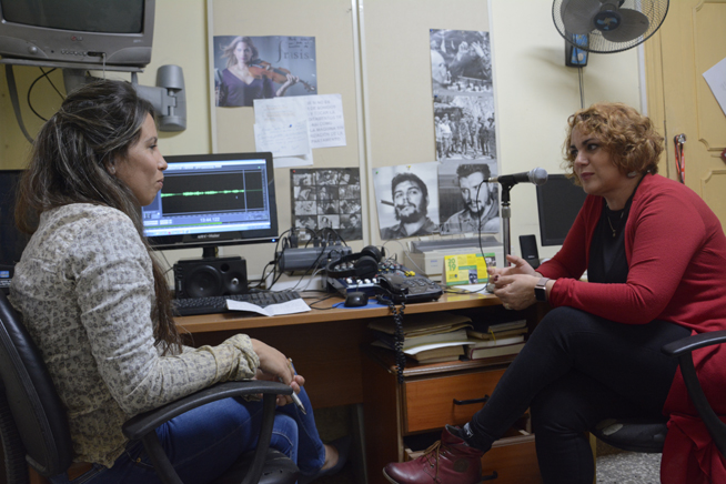Blanca Rosa Blanco en la Redacción de Radio de la Agencia Cubana de Noticias