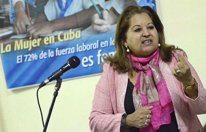 El argumento para defender la nueva Constitución está en cada casa, en la familia, hay tantas cosas que defender, tan cotidianas y comunes que ni cuenta nos damos, reflexionó este miércoles Teresa Amarelle Boué, miembro del Buró Político del Partido Comunista de Cuba. El argumento para defender la nueva Constitución está en cada casa, en la familia, hay tantas cosas que defender, tan cotidianas y comunes que ni cuenta nos damos, reflexionó este miércoles Teresa Amarelle Boué, miembro del Buró Político del Partido Comunista de Cuba.