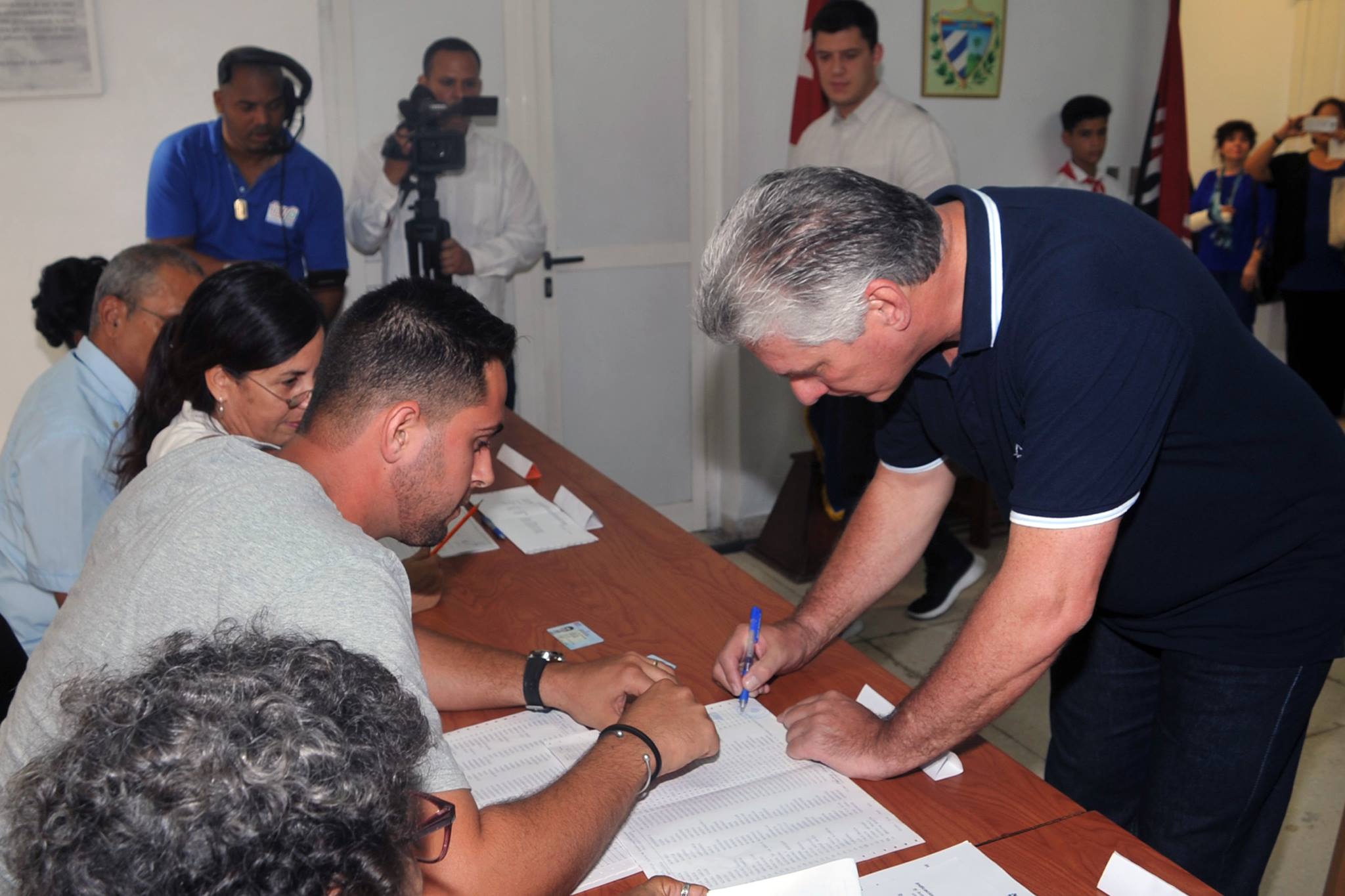 0224-Díaz-Canel votando Constitución-2.jpg