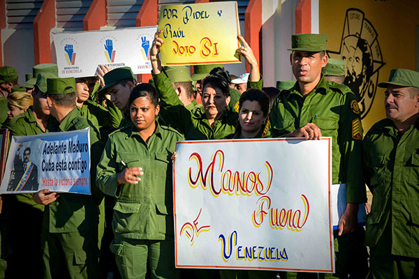 Jefes, oficiales, sargentos, soldados y trabajadores civiles de las Fuerzas Armadas Revolucionarias (FAR), pertenecientes a la Región Militar Holguín y al Estado Mayor del Ejército Oriental, ratifican con sus firmas el apoyo a la campaña "Manos Fuera de Venezuela", en la ciudad de Holguín, Cuba, el 16 de febrero de 2019. ACN FOTO/ Juan Pablo CARRERAS VIDAL Jefes, oficiales, sargentos, soldados y trabajadores civiles de las Fuerzas Armadas Revolucionarias (FAR), pertenecientes a la Región Militar Holguín y al Estado Mayor del Ejército Oriental, ratifican con sus firmas el apoyo a la campaña "Manos Fuera de Venezuela", en la ciudad de Holguín, Cuba, el 16 de febrero de 2019. ACN FOTO/ Juan Pablo CARRERAS VIDAL