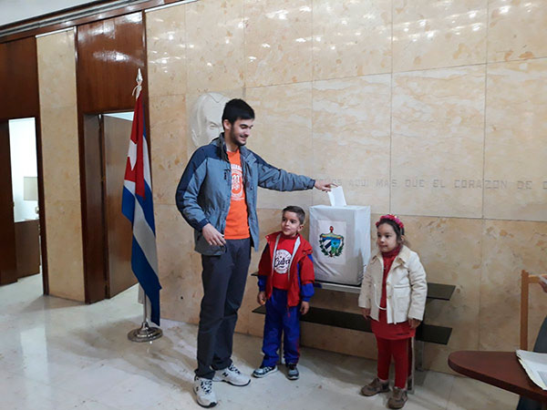 Los diplomáticos y ciudadanos cubanos mayores de 16 años en misiones oficiales en el exterior comenzaron a votar este domingo por segundo y último día en el referendo sobre la nueva Constitución del país caribeño. Los diplomáticos y ciudadanos cubanos mayores de 16 años en misiones oficiales en el exterior comenzaron a votar este domingo por segundo y último día en el referendo sobre la nueva Constitución del país caribeño.