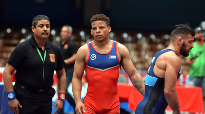 El cubano Ismael Borrero (I), ganador de la medalla de oro, en la división de 67 kgs. estilo grecorromano, en la Edición 52 del Torneo Internacional de Lucha Granma-Cerro Pelado, con sede en el coliseo de la Ciudad Deportiva, en La Habana, Cuba, el 18 de febrero de 2019. El cubano Ismael Borrero (I), ganador de la medalla de oro, en la división de 67 kgs. estilo grecorromano, en la Edición 52 del Torneo Internacional de Lucha Granma-Cerro Pelado, con sede en el coliseo de la Ciudad Deportiva, en La Habana, Cuba, el 18 de febrero de 2019.