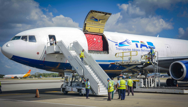 Arriba al Aeropuerto Internacional José Martí, donación proveniente del Estado Plurinacional de Bolivia, para damnificados por el tornado, en La Habana, Cuba, el 19 de febrero de 2019. Arriba al Aeropuerto Internacional José Martí, donación proveniente del Estado Plurinacional de Bolivia, para damnificados por el tornado, en La Habana, Cuba, el 19 de febrero de 2019.