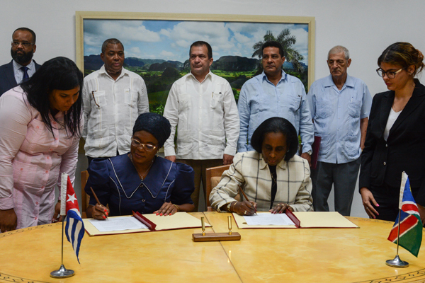 Ileana Núñez Mordoche (D), viceministra del Ministerio de Comercio Exterior e Inversión Extranjera de Cuba (MINCEX), y Christine Hoebes (I), viceministra de Relaciones Internacionales y Cooperación de la República de Namibia, firman acuerdos de cooperación, en La Habana, el 13 de febrero de 2019. 20190213MVH_01.jpg