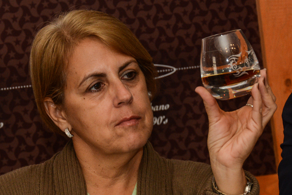 La maestra ronera Salomé Alemán, durante la presentación del Ron Tributo 2019 de Havana Club, 100% hecho a mano, en el Museo del Ron, en La Habana, el 14 de febrero de 2019. ACN FOTO/ Marcelino VÁZQUEZ HERNÁNDEZ/ rrcc 20190214MVH_07.jpg