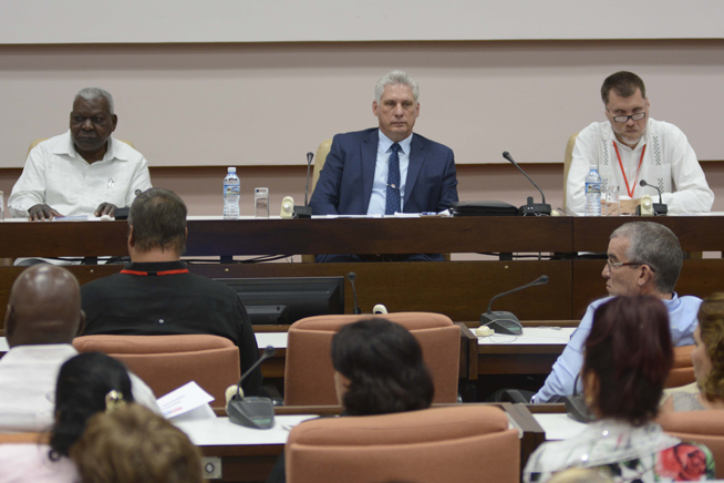 Miguel Diaz Canel (C), Presidente de los Consejos de Estado y de Ministros; Esteban Lazo Hernández (I), presidente de la Asamblea Nacional del Poder Popular (ANPP); y Oscar Hung Pentón (D), presidente de la Asociación Nacional de Economistas y Contadores de Cuba (ANEC), asisten a la clausura del VIII congreso ANEC, que sesiona en el Palacio de Convenciones, en La Habana, el 14 de junio de 2019. Miguel Diaz Canel (C), Presidente de los Consejos de Estado y de Ministros; Esteban Lazo Hernández (I), presidente de la Asamblea Nacional del Poder Popular (ANPP); y Oscar Hung Pentón (D), presidente de la Asociación Nacional de Economistas y Contadores de Cuba (ANEC), asisten a la clausura del VIII congreso ANEC, que sesiona en el Palacio de Convenciones, en La Habana, el 14 de junio de 2019.