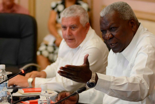 Esteban Lazo Hernández (D), Presidente de la Asamblea Nacional del Poder Popular (ANPP), durante su intervención en la video conferencia sobre nuevo proyecto de Ley Electoral, en el Capitolio Nacional, en La Habana, Cuba, el 19 de junio de 2019. ACN FOTO/ Ariel LEY ROYERO 0619-conferencia-ley-electoral2.jpg