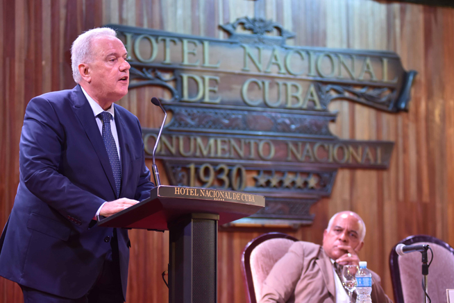 Neven Mimica (I), Comisario de Cooperación Internacional y Desarrollo de la Comisión Europea, interviene en la inauguración del Foro de Negocios sobre inversión extranjera en Cuba, con sede en el Hotel Nacional, en La Habana, el 21 de junio de 2019. Neven Mimica (I), Comisario de Cooperación Internacional y Desarrollo de la Comisión Europea, interviene en la inauguración del Foro de Negocios sobre inversión extranjera en Cuba, con sede en el Hotel Nacional, en La Habana, el 21 de junio de 2019.