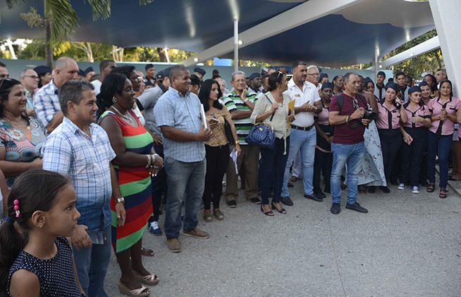 Asistentes a la reinauguración de la emblemática heladería Coppelia, en La Habana, Cuba, el 24 de junio de 2019. Asistentes a la reinauguración de la emblemática heladería Coppelia, en La Habana, Cuba, el 24 de junio de 2019.