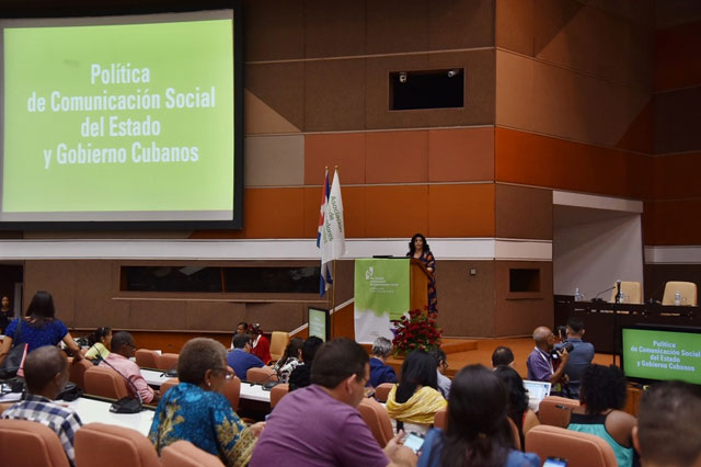 La MsC Rosa María Pérez, presidenta Nacional de la Asociación Cubana de Comunicadores Sociales, imparte conferencia durante la inauguración del VI Festival Internacional de Comunicación Social, con sede en el Palacio de Convenciones, en La Habana, Cuba, el 25 de junio de 2019. ACN FOTO/Omara GARCÍA MEDEROS 0625-comunicadores1.jpg