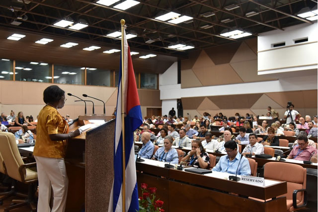 Maria Esther Alfonso Suárez (en el podio), presidenta ejecutiva del comité organizador, durante la inauguración del Foro de Gobernanza en Internet, con la participación de representantes de la sociedad civil cubana, en el Palacio de Convenciones, en La Habana, Cuba, el 25 de junio de 2019. ACN FOTO/Omara GARCIA MEDEROS 0625-gobernanza-internet1.jpg