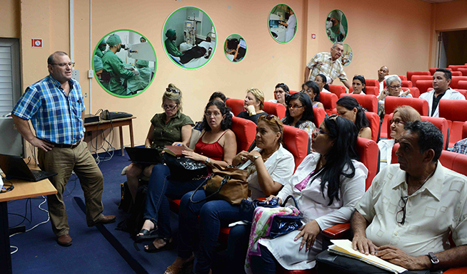 El Dr. C. Nivaldo Linares Pérez (D), especialista en Epidemiología del Instituto Finlay de Vacuna, presentó el proyecto para la implementación del ensayo clínico de la vacuna contra el Neumococo que será aplicado en áreas de la atención primaria de salud en el municipio Santiago de Cuba, 26 de junio de 2019.