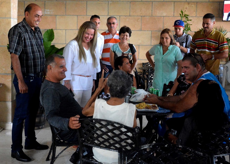 Yudí Rodríguez Hernández (centro izq.), primera secretaria del Comité Provincial del Partido Comunista de Cuba (PCC), conversa con visitantes del Complejo Gastronómico Presa Minerva, recién remodelado y listo para prestar servicio, en la ciudad de Santa Clara, provincia de Villa Clara, Cuba,el 23 de julio de 2019. Yudí Rodríguez Hernández (centro izq.), primera secretaria del Comité Provincial del Partido Comunista de Cuba (PCC), conversa con visitantes del Complejo Gastronómico Presa Minerva, recién remodelado y listo para prestar servicio, en la ciudad de Santa Clara, provincia de Villa Clara, Cuba,el 23 de julio de 2019.