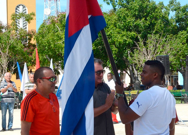 Equipo cubano de softbol que participará en los XVIII Juegos Panamericanos en Lima, Perú, durante la ceremonia de abanderamiento, en el parque José Martí de la ciudad de Ciego de Ávila, Cuba, el 1 de julio de 2019. ACN FOTO/ Osvaldo GUTIÉRREZ GÓMEZ 0701-softbol-ciego1.jpg