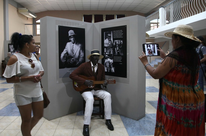 Faustino Oramas "El Guayabero" (C), una de las personalidades del arte y la cultura cubana, eternizado en el Museo de Cera de Bayamo, en la provincia de Granma, Cuba, el 7 de abril de 2019. ACN FOTO/ Oscar ALFONSO SOSA 0711-museo-cera2.jpg