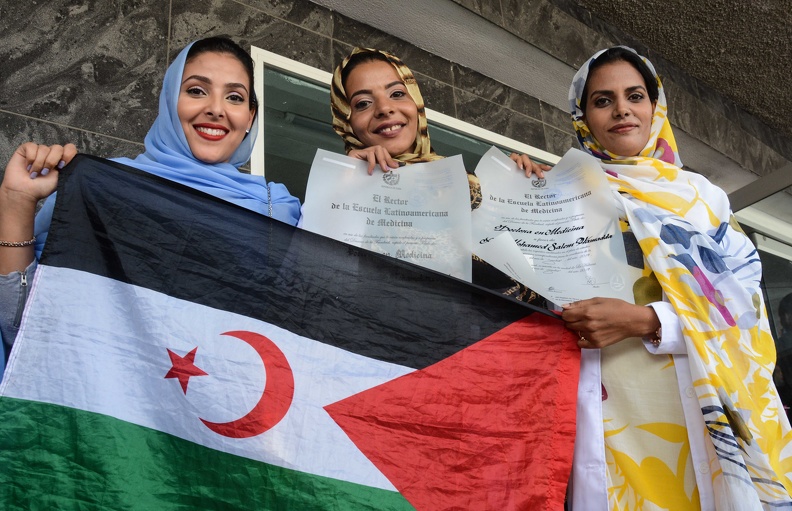 Egresadas de la República Árabe Saharaui Democrática de la XV Graduación de la Escuela Latinoamericana de Medicina (ELAM), en el Teatro Karl Marx, en La Habana, el 23 de julio de 2019.