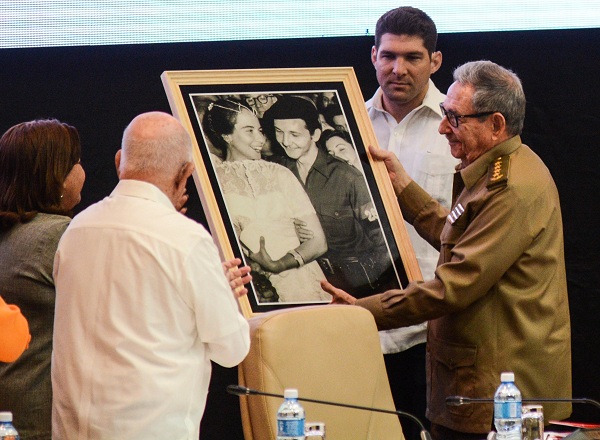 Obsequio a Raúl Castro durante Congreso de la FMC