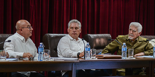 Intervención de René Mesa Villafaña (I), ministro de la Construcción (MICONS), en la Asamblea de Balance del MICONS, presidida por Miguel Díaz-Canel Bermúdez (C), Presidente de los Consejos de Estado y de Ministros (CEM), y el Comandante de la Revolución Ramiro Valdés Menéndez (D), Vicepresidente de los CEM, en la sede del MICONS, en La Habana, el 18 de marzo de 2019. ACN FOTO/ Marcelino VÁZQUEZ HERNÁNDEZ