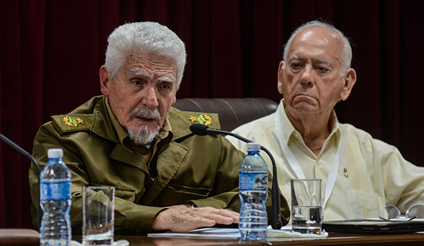 Intervención del Comandante de la Revolución Ramiro Valdés Menéndez (I), Vicepresidente de los Consejos de Estado y de Ministros (CEM), en la Asamblea de Balance del Ministerio de la Construcción (MICONS), junto al General de División Samuel Rodiles Planas (D), presidente del Instituto de Planificación Física (IPF), en la sede del MICONS, en La Habana, el 18 de marzo de 2019. ACN FOTO/ Marcelino VÁZQUEZ HERNÁNDEZ