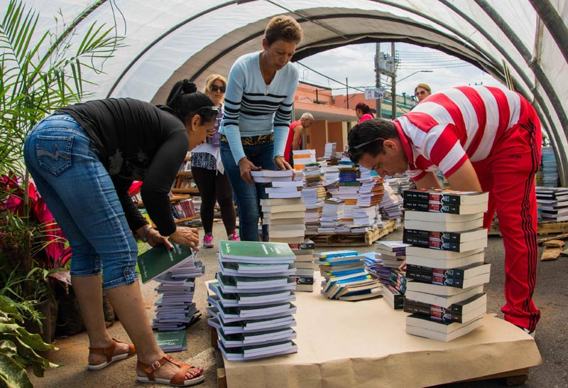 La Feria del Libro en su vigésima octava edición comenzará hoy en la capital holguinera y se extenderá hasta el próximo domingo donde se presentarán más de 700 títulos nuevos publicados por las diferentes editoriales del país. La Feria del Libro en su vigésima octava edición comenzará hoy en la capital holguinera y se extenderá hasta el próximo domingo donde se presentarán más de 700 títulos nuevos publicados por las diferentes editoriales del país.