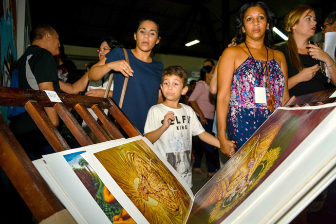 Público asistente a la Gran Librería, en el Centro Cultural Plaza de la Marqueta durante la jornada de apertura de la XXVIII Feria Internacional del Libro, en la ciudad de Holguín, Cuba, el 20 de marzo de 2019. Público asistente a la Gran Librería, en el Centro Cultural Plaza de la Marqueta durante la jornada de apertura de la XXVIII Feria Internacional del Libro, en la ciudad de Holguín, Cuba, el 20 de marzo de 2019.