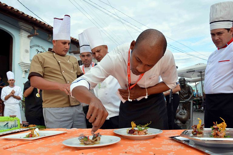 Chefs de cocina y especialistas de la gastronomía presentan platos típicos, durante las actividades paralelas al Primer Seminario Gastronómico Sabe a Camagüey, en la plaza del Carmen, en la ciudad de Camagüey, el 20 de marzo de 2019. Chefs de cocina y especialistas de la gastronomía presentan platos típicos, durante las actividades paralelas al Primer Seminario Gastronómico Sabe a Camagüey, en la plaza del Carmen, en la ciudad de Camagüey, el 20 de marzo de 2019.