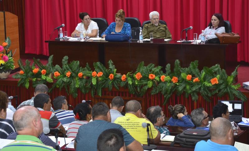 Buscar alternativas en la construcción de viviendas empleando tecnologías que sustituyan materiales deficitarios fue el llamado que hizo, en Sancti Spíritus este jueves, el Comandante de la Revolución Ramiro Valdés Menéndez, vicepresidente de los Consejos de Estado y de Ministros. Buscar alternativas en la construcción de viviendas empleando tecnologías que sustituyan materiales deficitarios fue el llamado que hizo, en Sancti Spíritus este jueves, el Comandante de la Revolución Ramiro Valdés Menéndez, vicepresidente de los Consejos de Estado y de Ministros.