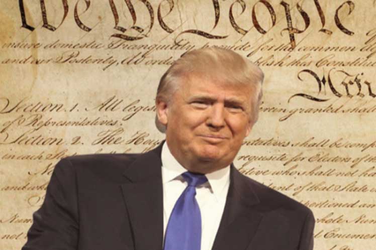 Para derrotar a Donald Trump en 2020, los demócratas apuestan por reformar la Constitución de Estados Unidos para introducir el voto universal directo en las elecciones presidenciales. Para derrotar a Donald Trump en 2020, los demócratas apuestan por reformar la Constitución de Estados Unidos para introducir el voto universal directo en las elecciones presidenciales.