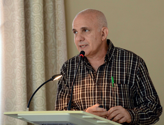 Giraldo Bello Rivero, especialista del Departamento de Investigaciones Clínicas del Centro de Ingeniería Genética y Biotecnología de La Habana, en conferencia ofrecida durante el evento científico para la extensión del uso del Heberferon en Camagüey, en el Centro de Convenciones Santa Cecilia, el  27 de marzo de 2019.