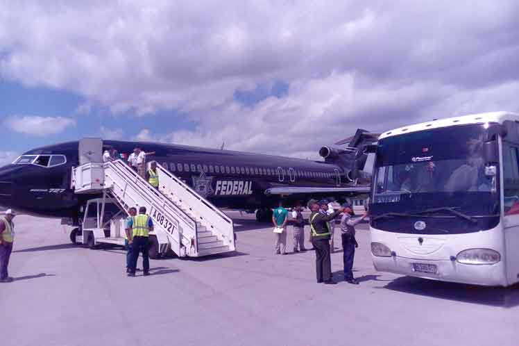 Un grupo de 68 ciudadanos cubanos deportados de México, entre ellos una niña de 11 años de edad, llegó este miércoles a la capital, luego de varios días entre sinsabores y peligros como parte de una migración irregular, que en ocasiones puso en riesgo hasta la vida de algunos.