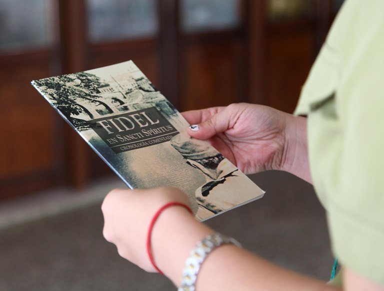Presentan libro que recoge las diferentes visitas a la provincia de Fidel, en la sede de la Delegación Provincial del Ministerio del Interior (MININT), como parte de las actividades de la XXVIII Feria Internacional del Libro, en Sancti Spíritus, Cuba, el 28 de marzo de 2019 Presentan libro que recoge las diferentes visitas a la provincia de Fidel, en la sede de la Delegación Provincial del Ministerio del Interior (MININT), como parte de las actividades de la XXVIII Feria Internacional del Libro, en Sancti Spíritus, Cuba, el 28 de marzo de 2019