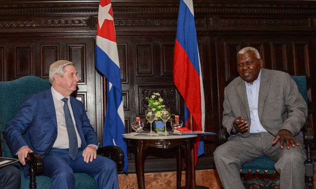 Esteban Lazo Hernández (D), presidente de la Asamblea Nacional del Poder Popular (ANPP), recibe a Iván Melnikov (I), primer vicepresidente de la Duma Estatal y del Partido Comunista de la Federación de Rusia, en el Capitolio Nacional sede de ANPP, en La Habana, el 2 de mayo de 2019. ACN FOTO/ Marcelino VÁZQUEZ HERNÁNDEZ