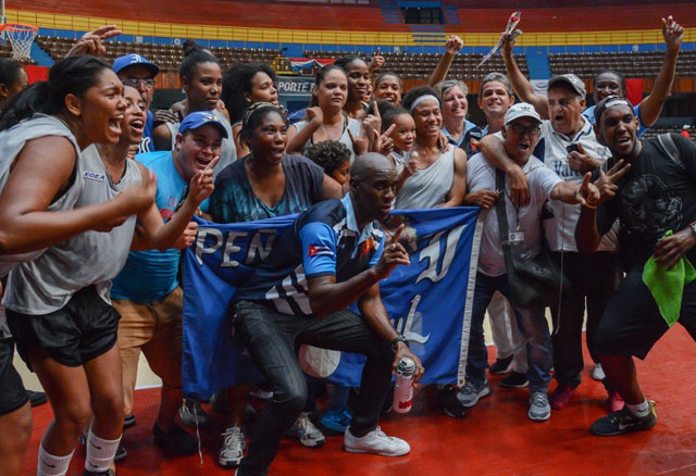 El equipo de Capitalinas se coronó campeón en el quinto y decisivo partido de la gran final de la Liga Superior de Baloncesto (LSB), rama femenina, frente a Guantánamo, en el Coliseo de la Ciudad Deportiva, en La Habana, el 10 de mayo de 2019. ACN FOTO/Marcelino VÁZQUEZ HERNÁNDEZ 0510-baloncesto-capt1.jpg