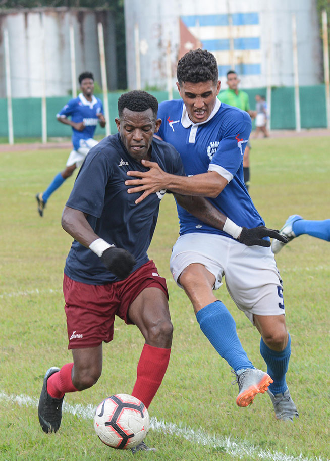 Los habaneros “Leones Capitalinos” (de azul y blanco), vencen tres goles por dos a los santiagueros “Diablos Rojos” (de azul y rojo), en el primer juego de la final, en la 104ta. Liga Nacional de Fútbol, en el estadio Pedro Marrero de La Habana, el 11 de mayo de 2019.
