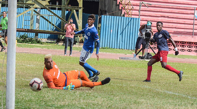 Los habaneros “Leones Capitalinos” (de azul y blanco), vencen tres goles por dos a los santiagueros “Diablos Rojos” (de azul y rojo), en el primer juego de la final, en la 104ta. Liga Nacional de Fútbol, en el estadio Pedro Marrero de La Habana, el 11 de mayo de 2019.