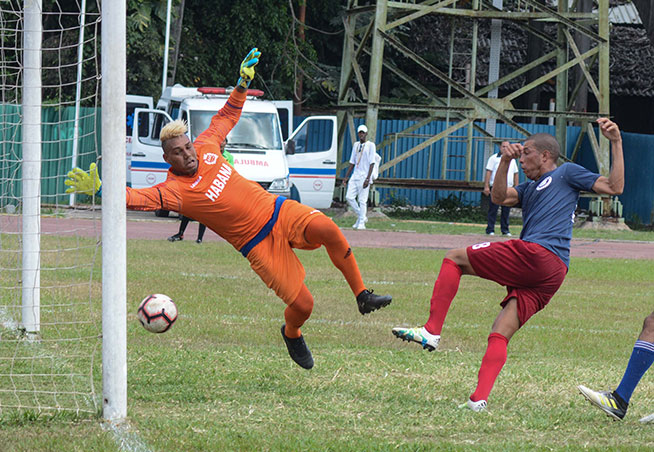 Los habaneros “Leones Capitalinos” (de azul y blanco), vencen tres goles por dos a los santiagueros “Diablos Rojos” (de azul y rojo), en el primer juego de la final, en la 104ta. Liga Nacional de Fútbol, en el estadio Pedro Marrero de La Habana, el 11 de mayo de 2019.