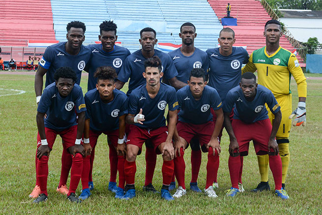 Los santiagueros “Diablos Rojos”, en el primer juego de la final, en la 104ta. Liga Nacional de Fútbol, en el estadio Pedro Marrero de La Habana, el 11 de mayo de 2019.