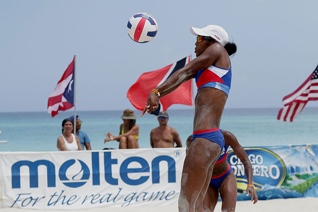 La cubana Lidiannis Echevarría, durante la cuarta parada del Torneo de Voleibol de Playa del Circuito de la Confederación Norte, Centroamérica y el Caribe (NORCECA), en el hotel Barceló Solymar Arenas Blancas del famoso balneario de Varadero, en Matanzas, Cuba, el 11 de mayo de 2019.