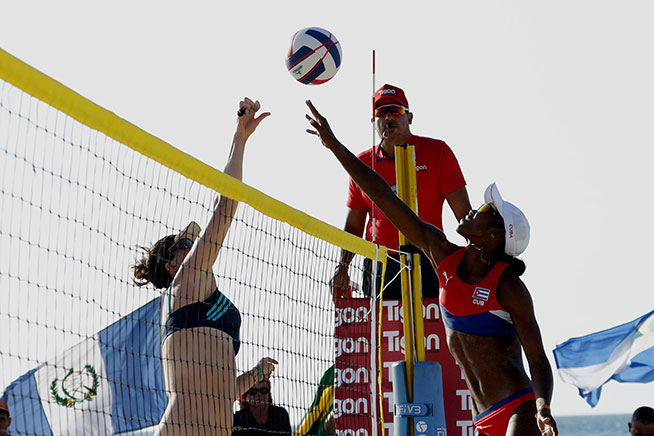 La cubana Lidiannis Echevarría (D), durante la cuarta parada del Torneo de Voleibol de Playa del Circuito de la Confederación Norte, Centroamérica y el Caribe (NORCECA), en el hotel Barceló Solymar Arenas Blancas del famoso balneario de Varadero, en Matanzas, Cuba, el 11 de mayo de 2019. 